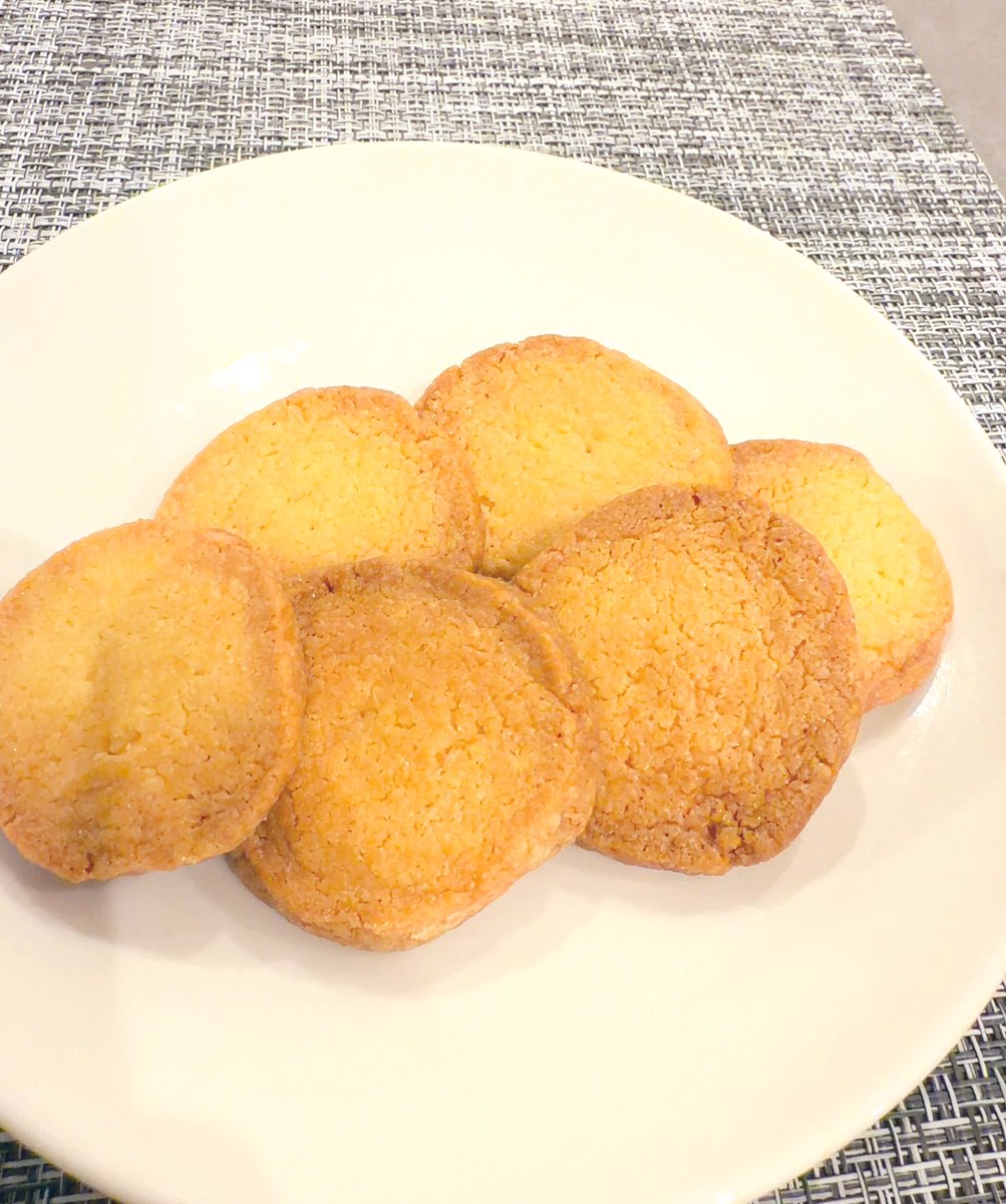 ifmaroireisu's tweet photo. おくれてきたほわいとでー🍪
くっきーつくった‼️人生で初めて‼️
砂糖とバターを山のように入れたらうまいと知った‼️ https://t.co/0RmPWvxAb4