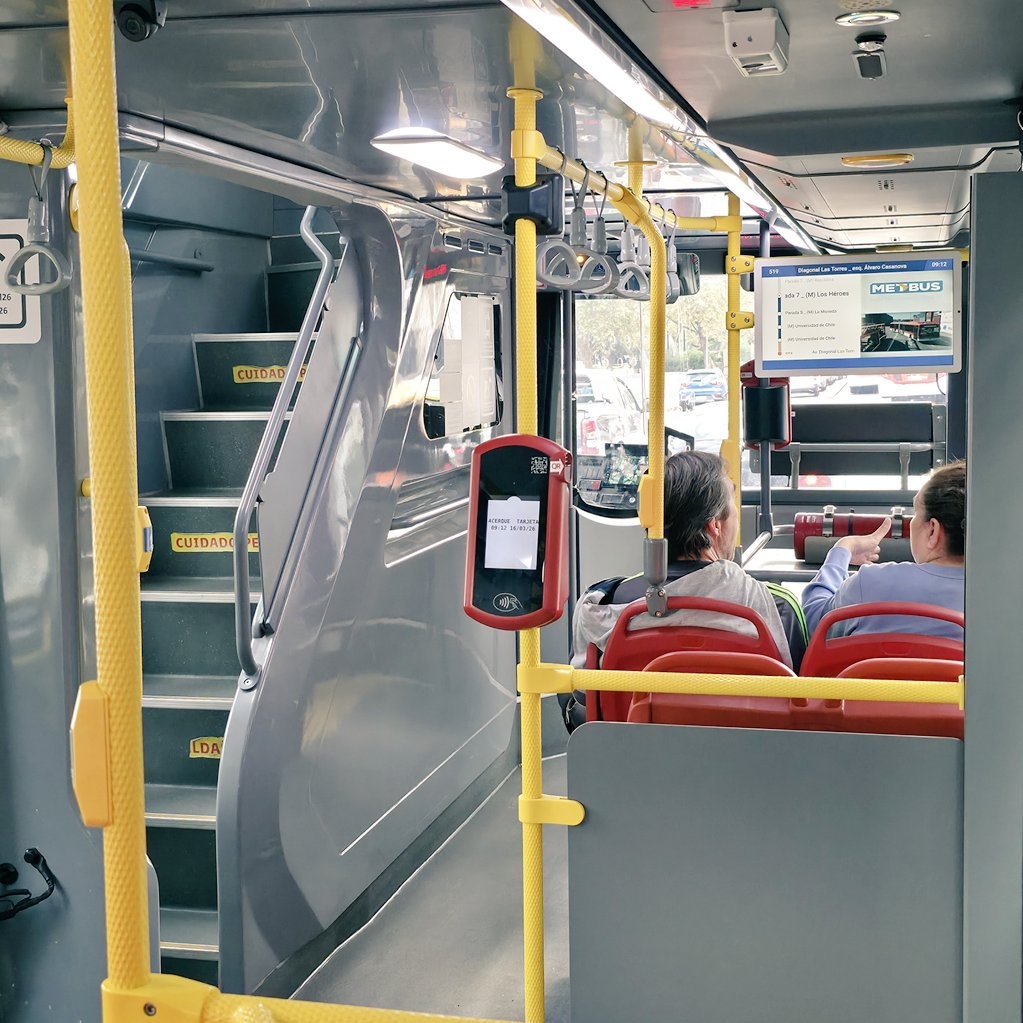 FelipeBorgono's tweet photo. Me doy cuenta que estos buses eléctricos de 2 pisos hasta te anuncian la próxima parada. Hablemos de legado. https://t.co/KwrnI8BgGT