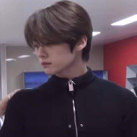 nkmrsmk's tweet photo. #minsung ukrreal sns au! 

Мінсони які знайомляться в бомбосховищі під час повітряної тривоги і з кожним разом стають все ближчими. І лиш один блекаут розставить всі крапки над і. 

- ви з якого поверху?
- з 8. А ви?
- з 17-го. Чаю?
- не відмовлюся. https://t.co/tL99Q8rnAI