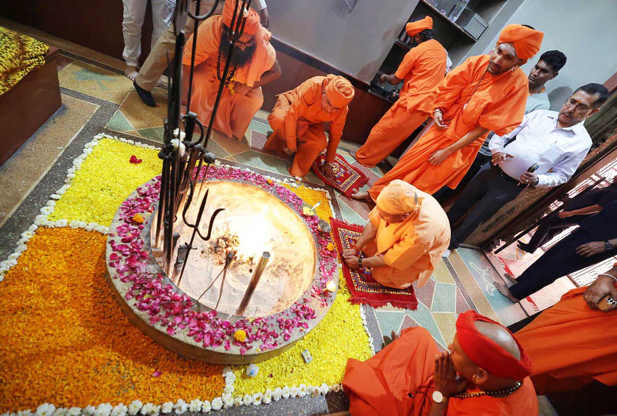 राजस्थान के जालोर स्थित अति प्राचीन श्री रत्नेश्वर महादेव मंदिर के 375 वर्ष पूर्ण होने के उपलक्ष्य में आयोजित दो दिवसीय महायज्ञ एवं विशाल धर्मसभा में गोरक्षपीठाधीश्वर, महंत श्री <a href="/myogiadityanath/">Yogi Adityanath</a> जी महाराज आज सम्मिलित हुए।

इस अवसर पर महाराज जी ने कहा कि भारत की आस्था केवल