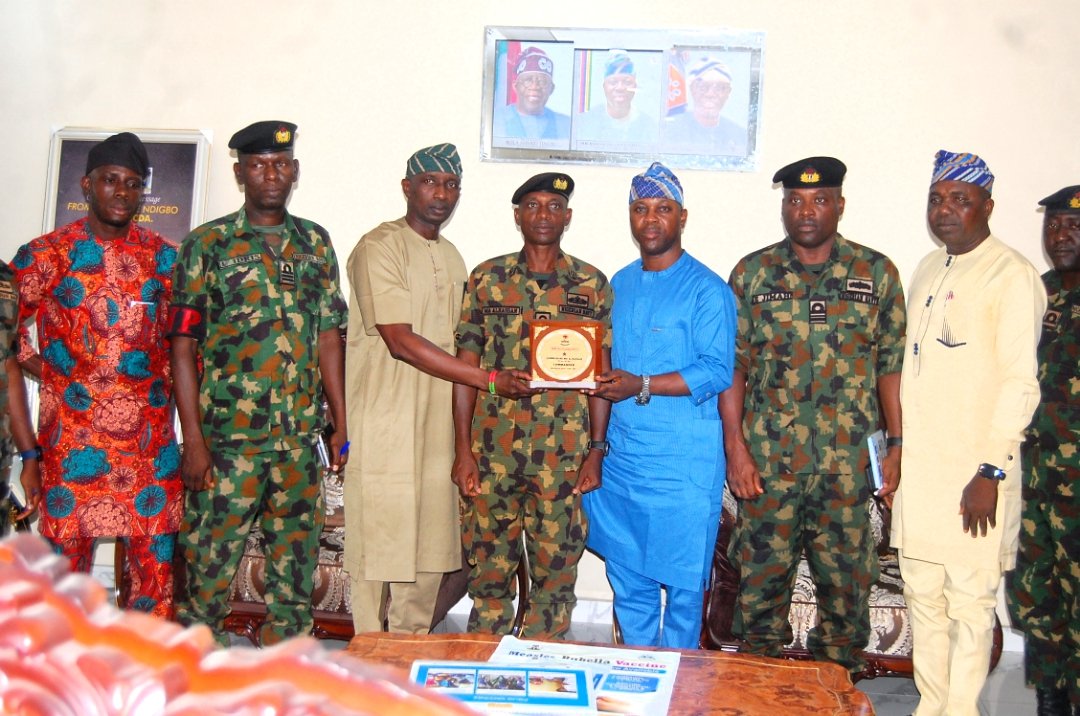 Olojede_25's tweet photo. 🤝 Partnership for a Secured Oriade
Security is the foundation of the #RenewedHopeAgenda. Today, I received Commodore M.A. Alhassan (NNS WEY) on a familiarization visit. https://t.co/B77erKBJmI