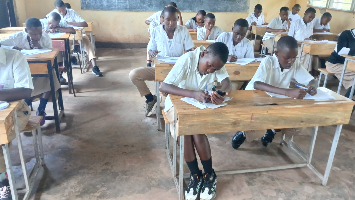 Migongogs's tweet photo. Uyu munsi murwunge rw'amashuri Migongo/TSS, hatangijwe ibizamini bya @KireheDistrict . Umuyobozi yifurije abanyeshuri gutsinda. Anabasaba kurangwa n'imyitwarire irushijeho kubonera mugihe kibizamini. @HABIMANAPHENIAS , @nyarubuye_s https://t.co/Gko6pEA3r6