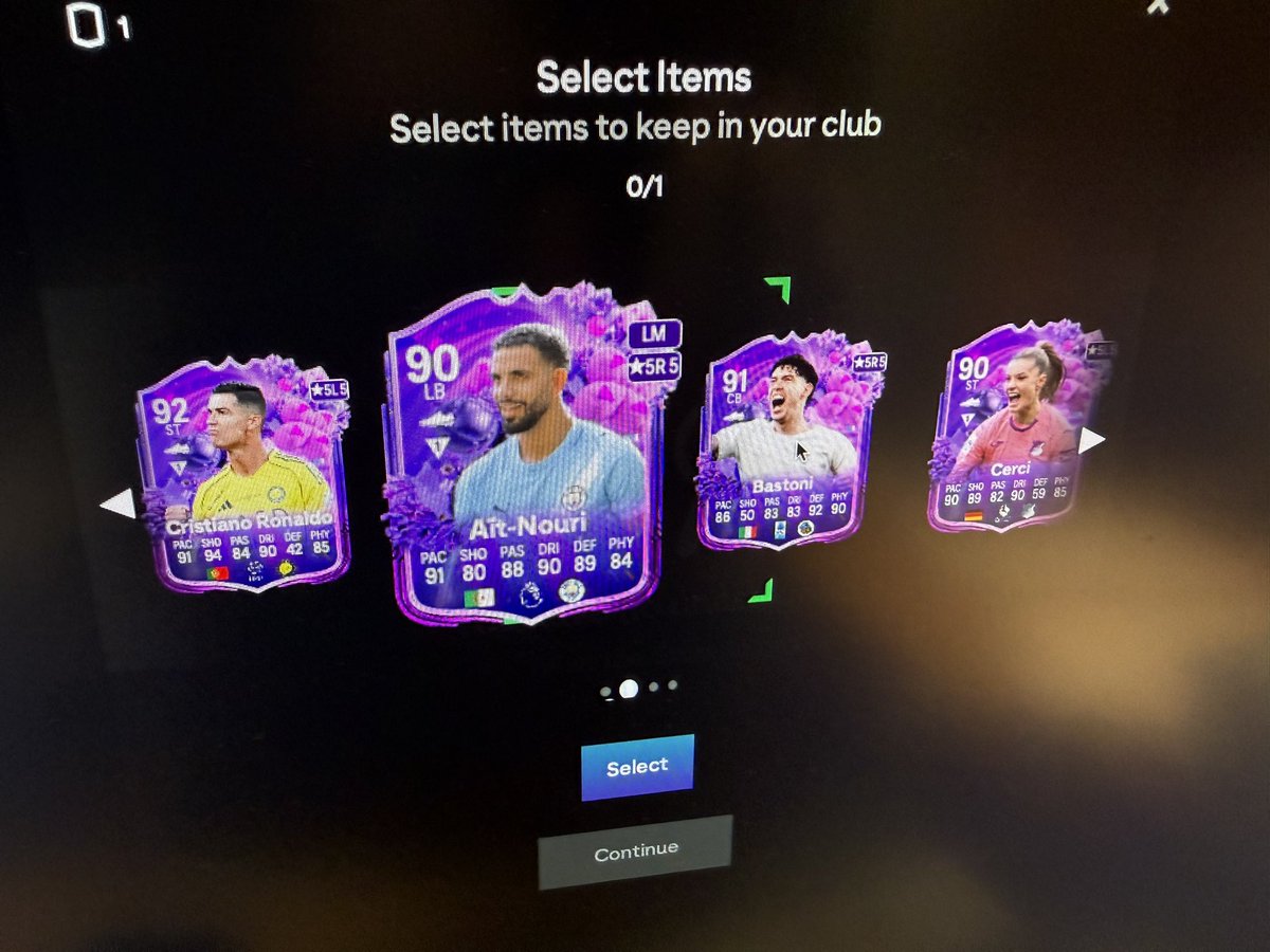 marcusrolph's tweet photo. @FUT_Accountant Hmmmm. Decisions. Decisions. 😏 https://t.co/YpmM7GjqsA