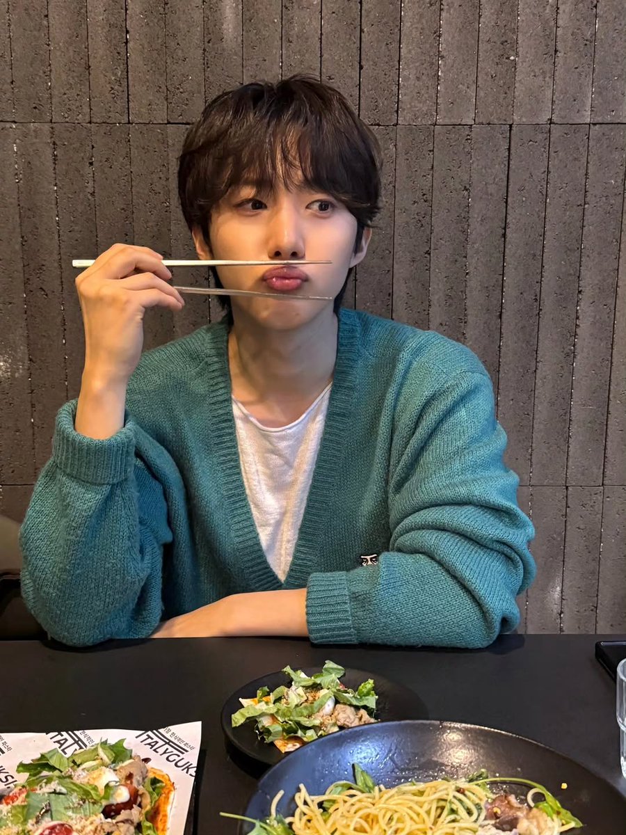 holic0616's tweet photo. 26.03.16  @huitag_me IG♡

기분 🐷🐷한 날에 파스타 먹는 후이♡
근데 진짜 왜이리 예쁘냐구 https://t.co/WDujTaZNx0