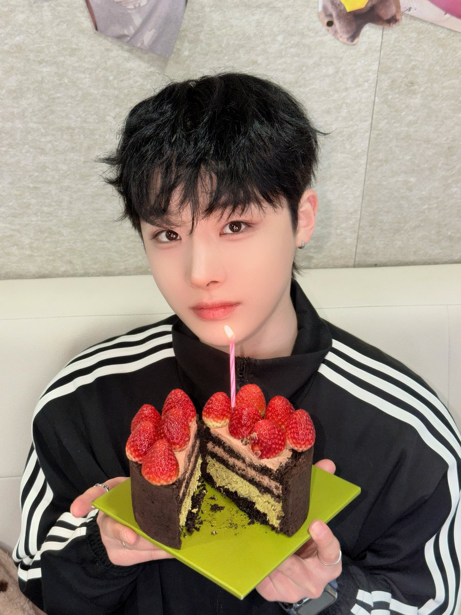 XODIAC_MEMBERS's tweet photo. [#렉스] 

생일 두시간 남았다 ! 쏘블리 덕분에 남은 생일도 행복하게 보낼게 ! 사랑해 💚

#XODIAC #소디엑 #LEX #렉스 https://t.co/luj1iFabV3