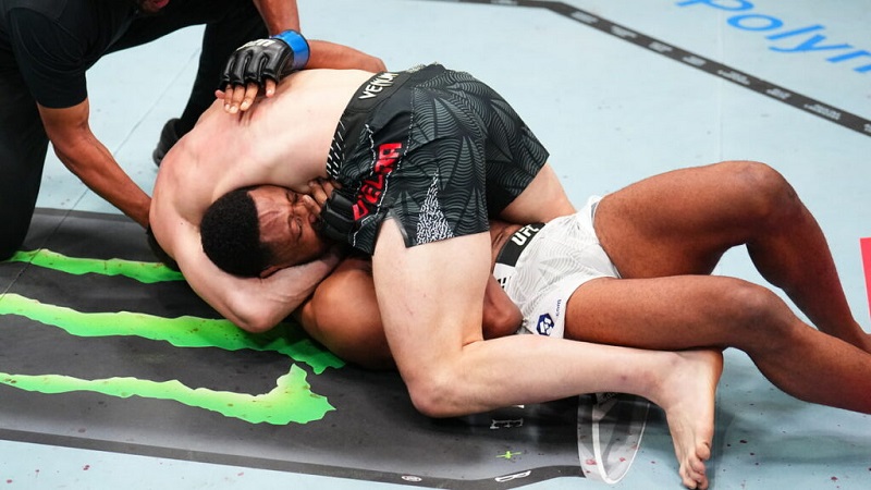 jamalsoussi10's tweet image. Une seconde d’erreur fatale : Cutelaba piège Oumar Sy avec une guillotine mmamag.ma/fr/une-seconde… via @MMA MAG