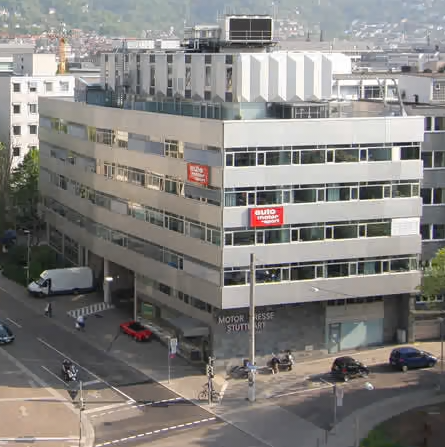 GuenterGeng's tweet photo. @PeterBorbe Das Silo-Parkhaus war vor über 50 Jahren im MotorPresse-Verlagshaus von Paul Pietsch (Auto Motor und Sport) schon eingebaut. Man fuhr auf eine ähliche Konstruktion, dann wurde das KfZ im Parksilo einsortiert. Was ist da nun so neu daran? Eine Tankstelle war auch noch dabei... https://t.co/LHfUY45XoI