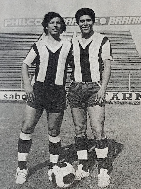 #ArribaAlianza
Félix Suárez: "La defensa estaba adelantada, nos pusimos de acuerdo Cueto y yo, él me dijo: sales corriendo hacia adelante... la pelota me llego precisa, de primera la patié con la derecha, dio en el poste izquierdo para mí, y entró".
historiasdelaliancismo.blogspot.com/2026/03/felix-…