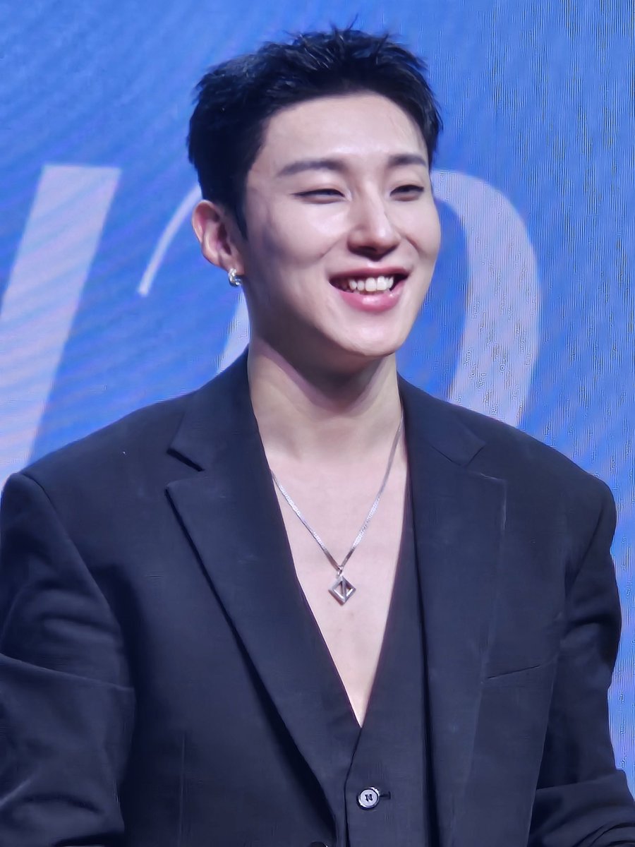 벌써 보고싶다

25년 군대 갈 땐
문종업이 날
세렝게티에 얼룩말로
만들었는데
맘껏 뛰어놀라고

지금은 
가두리 양식장의
광어가 되버림
문종업이
완전히 가둬버림

<a href="/jongup_official/">Jongup_Official</a>
풀어줘라 문종업
얼음이니까
땡~~~해주라고
지하철 어디서 근무하냐고