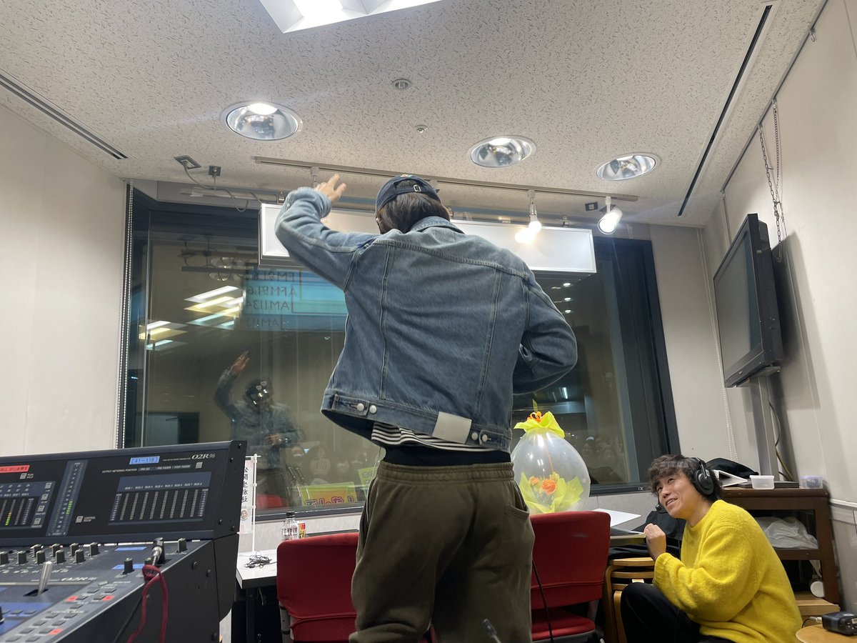 kiita130's tweet photo. 始まってしまいました。
初めての公開放送。
何してるの？

byマネ☺︎🕺
#駒木根葵汰
#レコメン https://t.co/YNDj5IZKeq