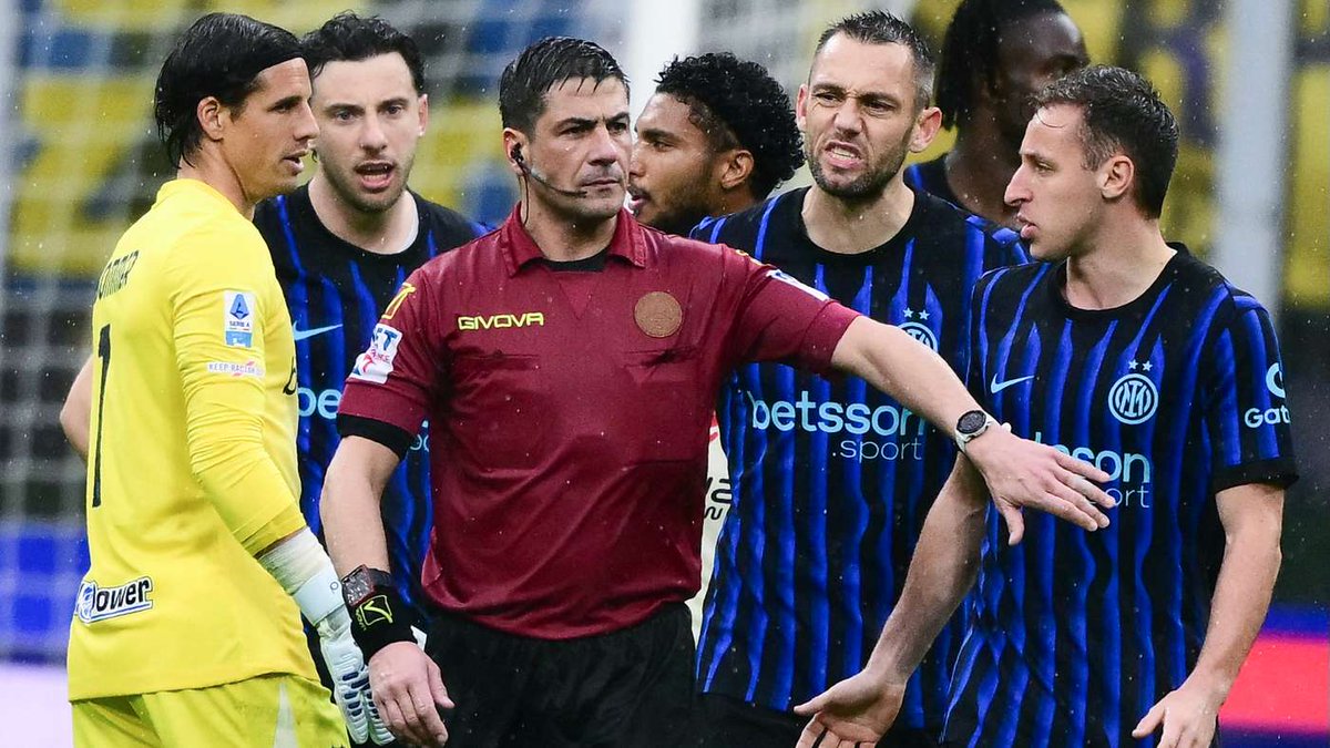 DanieleBibo's tweet image. #Manganiello è stato promosso dall'#AIA per la direzione di #InterAtalanta, ma è stato fermato. 

Cosa molto strana questa, che fa capire il momento di confusione e di imbarazzo di Rocchi &amp;amp; co.