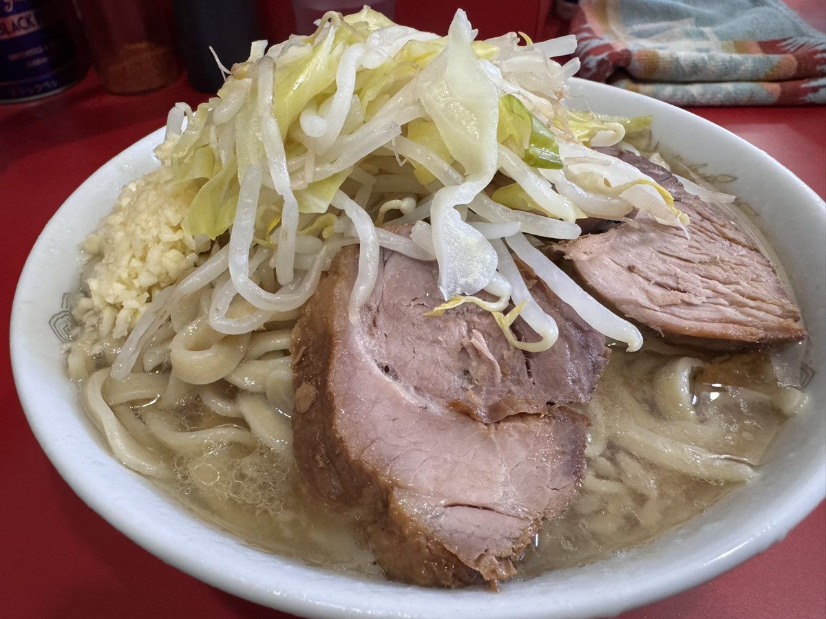 今日の昼飯は、ラーメン二郎生田駅前店！
気のせいかいつもより脂も量もやや多めな気がしたものの、無事に完食。
美味かったー(^^)