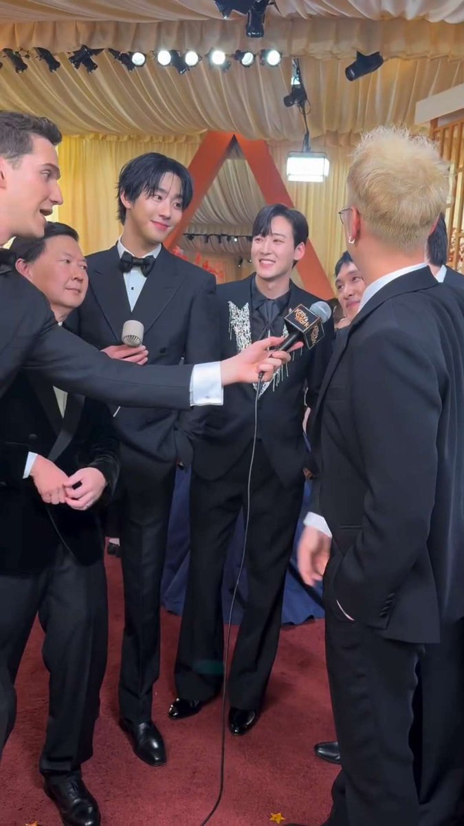 뭐야 안효섭 그렇게 쳐다보면 설레잖아💗