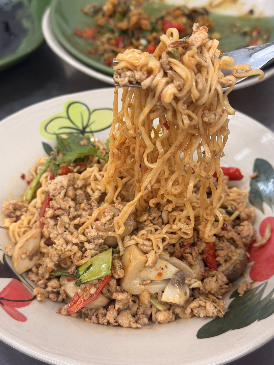 ผัดมาม่าหลุยส์วาณิชย์อร่อยเว่ออออออ รสต้มยำเข้มข้นของจริง หมูสับใส่มาเป็นโล #RunningManTHMAMAChallenge