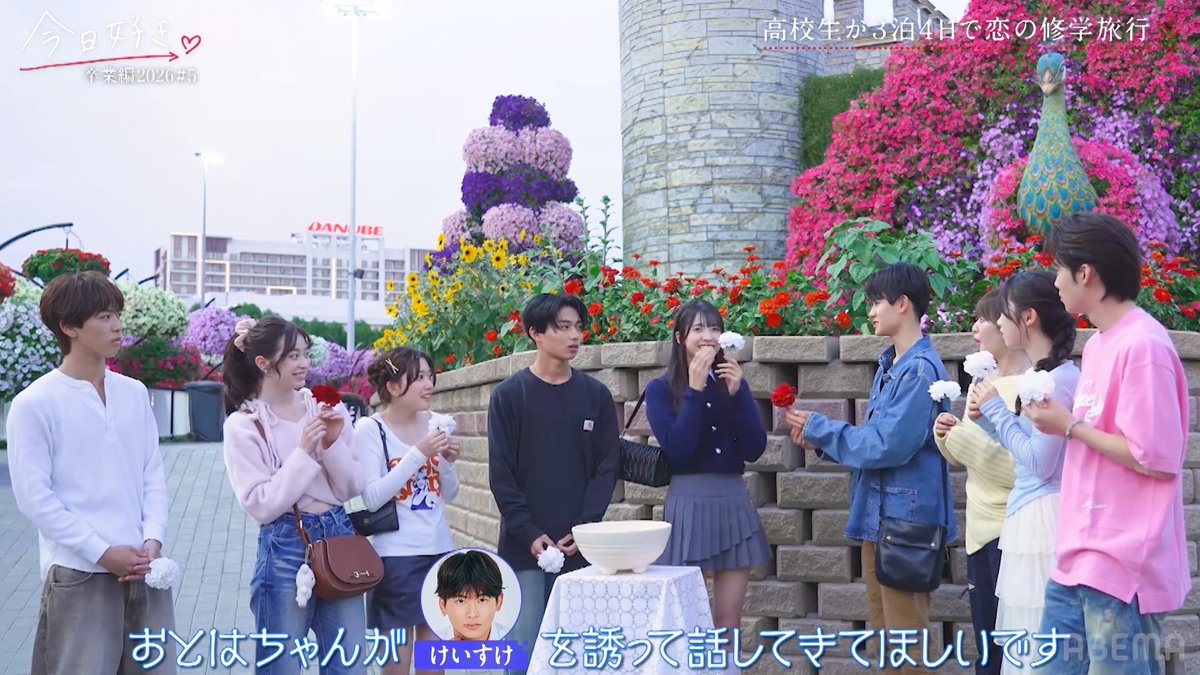 paya_222's tweet photo. 自分が引いた赤い花を好きな子に譲って、それで気になる人と話してきてほしいって、そんな、そんなことある……？？良いｳｫﾄｺすぎて震えてんだが………？？？でもチュンチョンのときからずっとそうなんですこの男……………。ずっとひたすらフェアプレーの精神なんです………。
#今日好き https://t.co/YQT88ePi1H