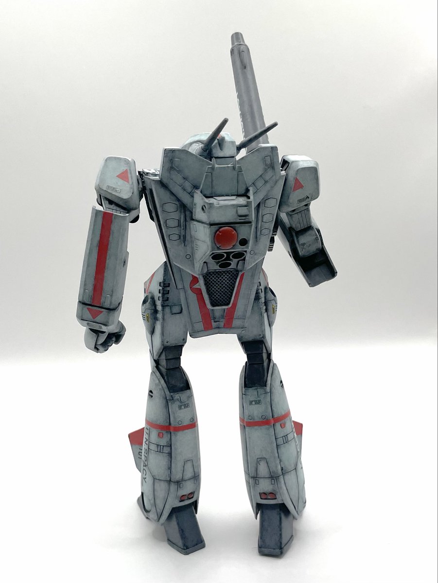 #マクロスモデラーズ応募
◾️作品名「空へ」
◾️作品アピールポイント
航空機を意識したウェザリングと、筆塗りで塗装を行うことで激しい運用による機体表面の摩耗と、タッチアップを繰り返したような武骨な質感、何度も戦い続ける主人公としての姿を表現しました。