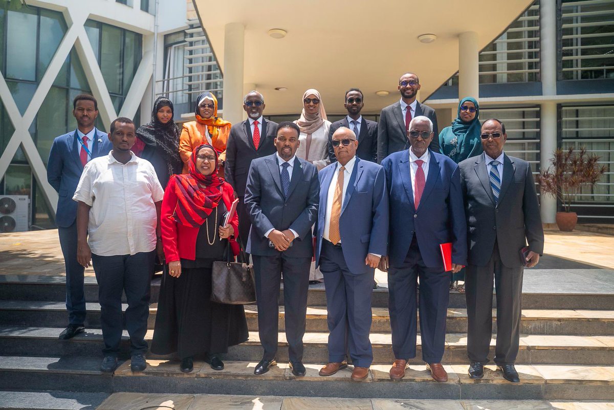 Ilhamgassar's tweet photo. Historic day for 🇸🇴 Honored to take the oath at the ELA on this blessed day as our country deepens its role in the East African Community. Committed to empowering youth, tackling climate change &amp; strengthening trade and free movement for a more united&amp;prosperous East Africa. 🇸🇴 https://t.co/qXZLWhnpWo