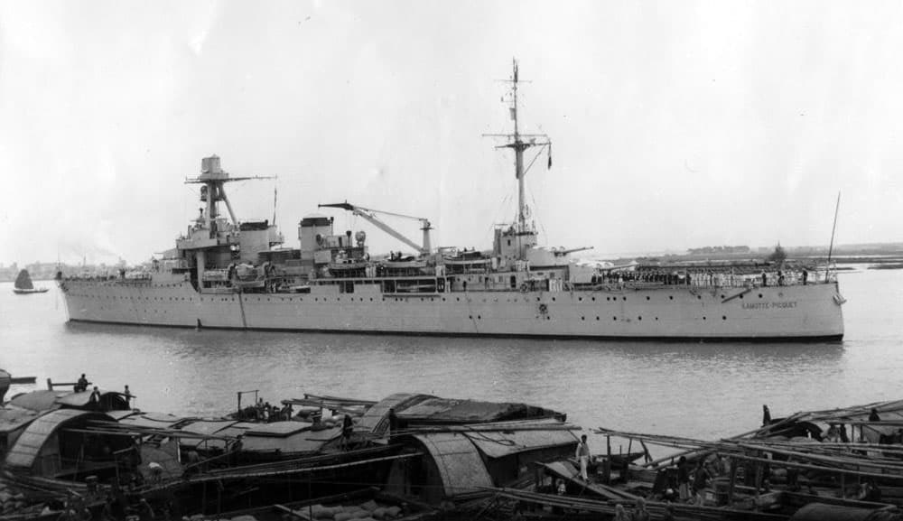 Les jetons du croiseur Lamotte-Picquet collectiondemonnaie.net/necessites/mar… via <a href="/monnaie_de/">Collection de monnaie</a> jeton en laiton de 1 franc utilisé à bord de ce puissant croiseur ayant principalement servi en Indochine.