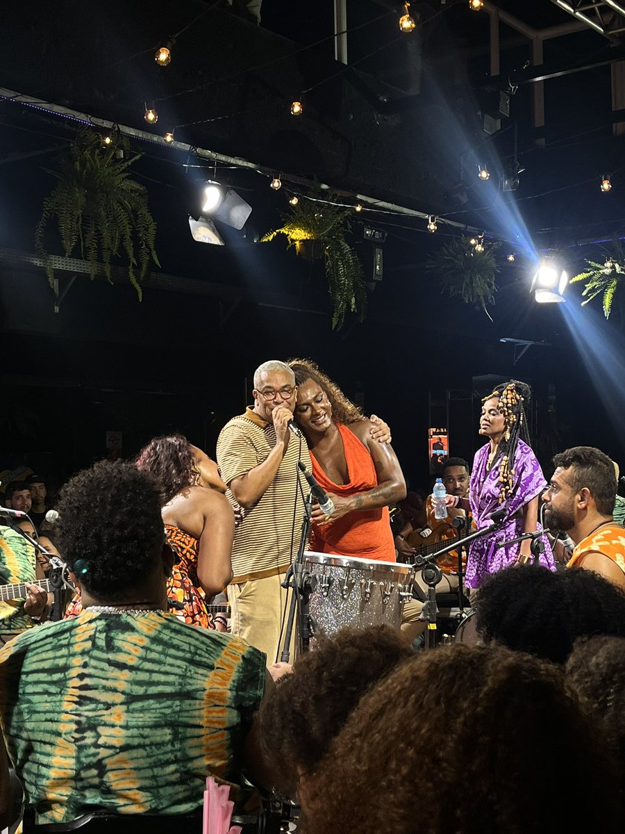 QGDaLiniker's tweet photo. PARTICIPAÇÃO ESPECIAL! ✨

Ao encontra-lo na pista, Liniker convidou Billy SP para cantar e sambar no palco. 🕺🏾

Ferveram ao som de “Já É”, de Jorge Aragão. Foi tudo muito lindo! 🧡

Siga o @QGDaLiniker para receber notícias atualizadas da Liniker.

#Liniker #BillySP #JorgeAragao https://t.co/JjQmDbklCB