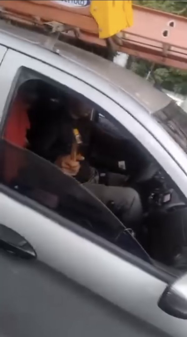 pontanegraAM's tweet photo. Vídeo mostra ambulância com sirene ligada tendo passagem bloqueada por motorista em avenida de Manaus e gera revolta entre socorristas https://t.co/YZLdKeADQo