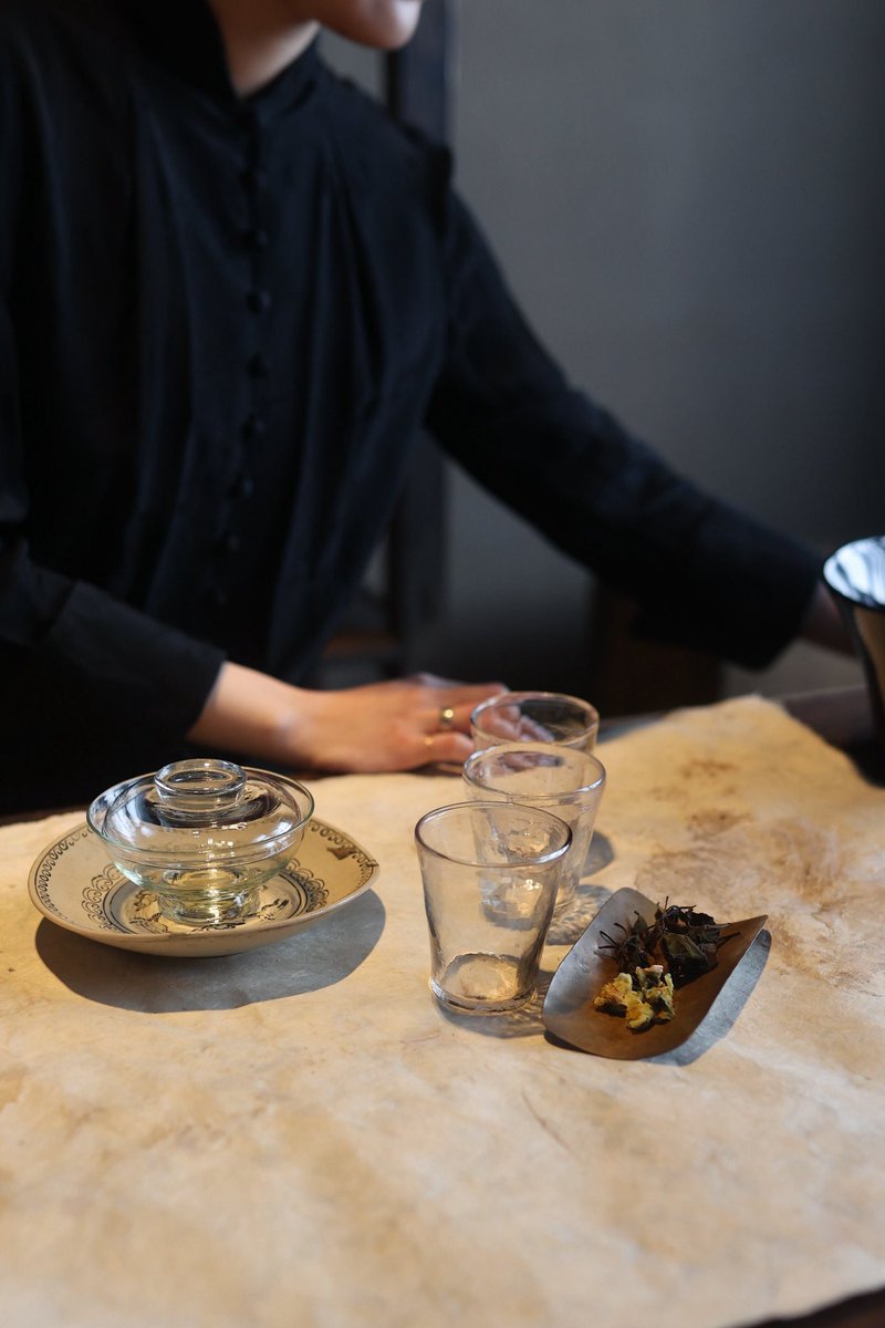 okapotato's tweet photo. mameのコレクションに合わせて構成された茶会は氷柱をイメージした煎茶からはじまり草木柄のジャガードに描かれた名もなき花たちに見立て普段あまり見ることのないお茶の花を淹れてくださった。甘くまろやかな口当たり。琥珀色の烏龍茶は本当に香りが良く、美しすぎる空間だった。はぁ😮‍💨 https://t.co/hURae5be6F