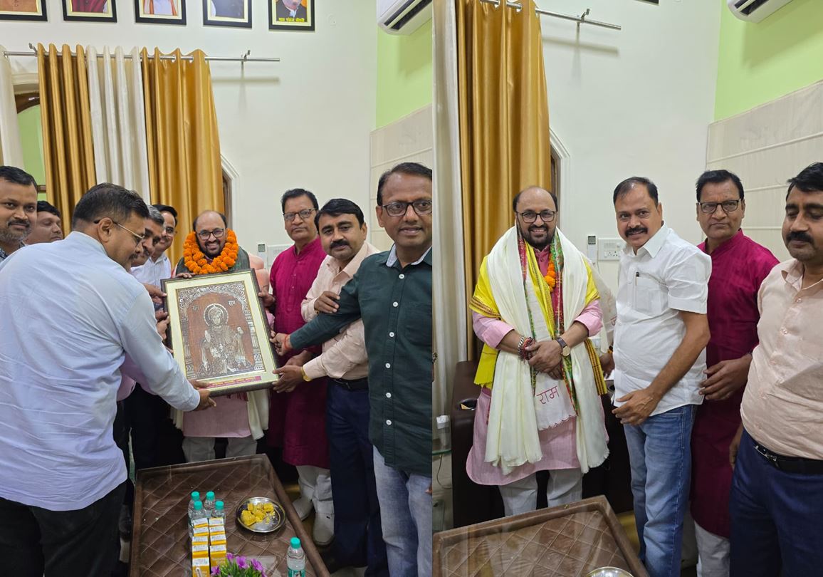 उत्तर प्रदेश के विभिन्न शिक्षक संघ के शिक्षाविदों द्वारा उच्च शिक्षा के शिक्षकों एवं कर्मचारियों के लिए कैशलेस इलाज की स्वीकृति पर शिष्टाचार भेंट करते हुए आभार व्यक्त किया।
<a href="/narendramodi/">Narendra Modi</a> <a href="/AmitShah/">Amit Shah</a> <a href="/NitinNabin/">Nitin Nabin</a> <a href="/mppchaudhary/">Pankaj Chaudhary</a> <a href="/myogiadityanath/">Yogi Adityanath</a> <a href="/BJP4India/">BJP</a>  <a href="/BJP4UP/">BJP Uttar Pradesh</a> <a href="/UPGovt/">Government of UP</a>