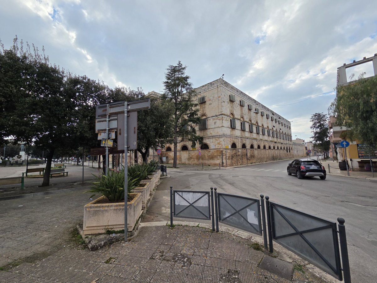 JorgeAlmei's tweet photo. Na frente Cárcere Turi, em Bari (Itália), onde Gramsci ficou maior tempo sua prisão e escreveu maior parte dos famosos "Cadernos do Cárcere".
Estou na Università Degli Studi di Bari fazendo pesquisa Pós-doutorado sobre emergência chinesa a partir do referencial teórico gramsciano https://t.co/1Rb3RwbsaI