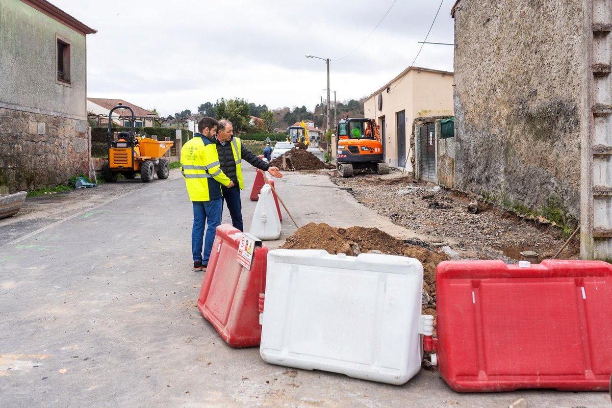DeputacionOU's tweet photo. A Deputación de Ourense mellorará a seguridade viaria da contorna do BIC de Vilanova dos Infantes.
 
A institución provincial comeza a primeira fase das obras de humanización da OU-0251, o seu paso por este referente patrimonial da provincia. https://t.co/0Dquqxk1WQ