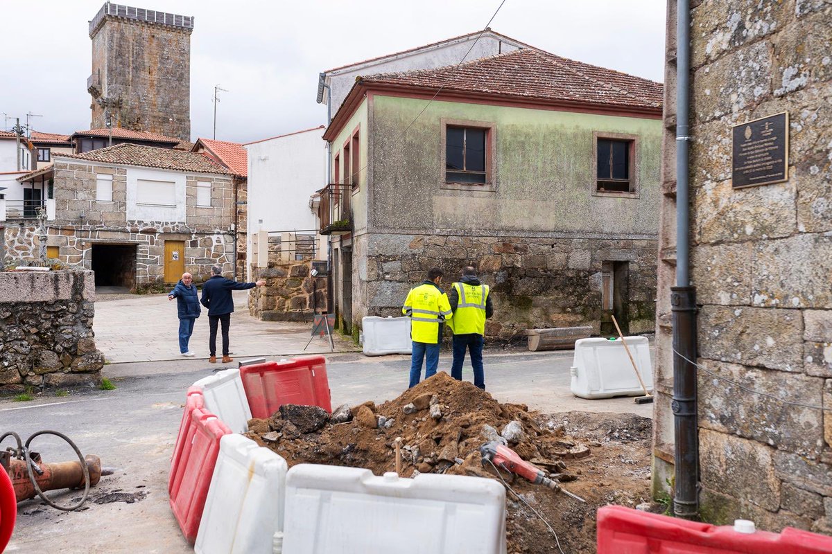 DeputacionOU's tweet photo. A Deputación de Ourense mellorará a seguridade viaria da contorna do BIC de Vilanova dos Infantes.
 
A institución provincial comeza a primeira fase das obras de humanización da OU-0251, o seu paso por este referente patrimonial da provincia. https://t.co/0Dquqxk1WQ