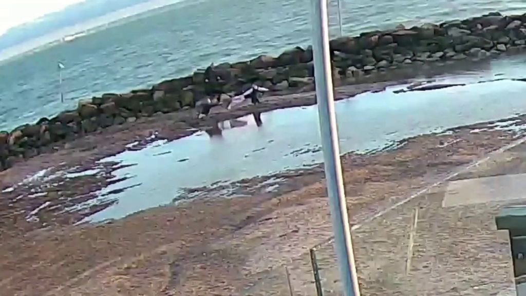 talker_news's tweet image. Mom and daughter dramatically saved from sinking sand: talker.news/2026/03/13/mom… 

#lifestyle #rescues