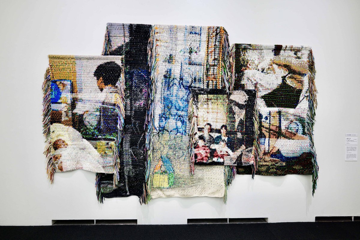 上野の森美術館でVOCA展。
ueno-mori.org/exhibitions/vo…
全体に地味。点数も少ない。でもVOCA賞をとった作品は、同じ大きさの写真と油彩画の組み合わせで、意味を想像できて楽しい。絵具を凍らせて配置し、溶けてしたたるのを制御した抽象作品はなかなかだし、写真を編み物で表現した作品もかなり変。