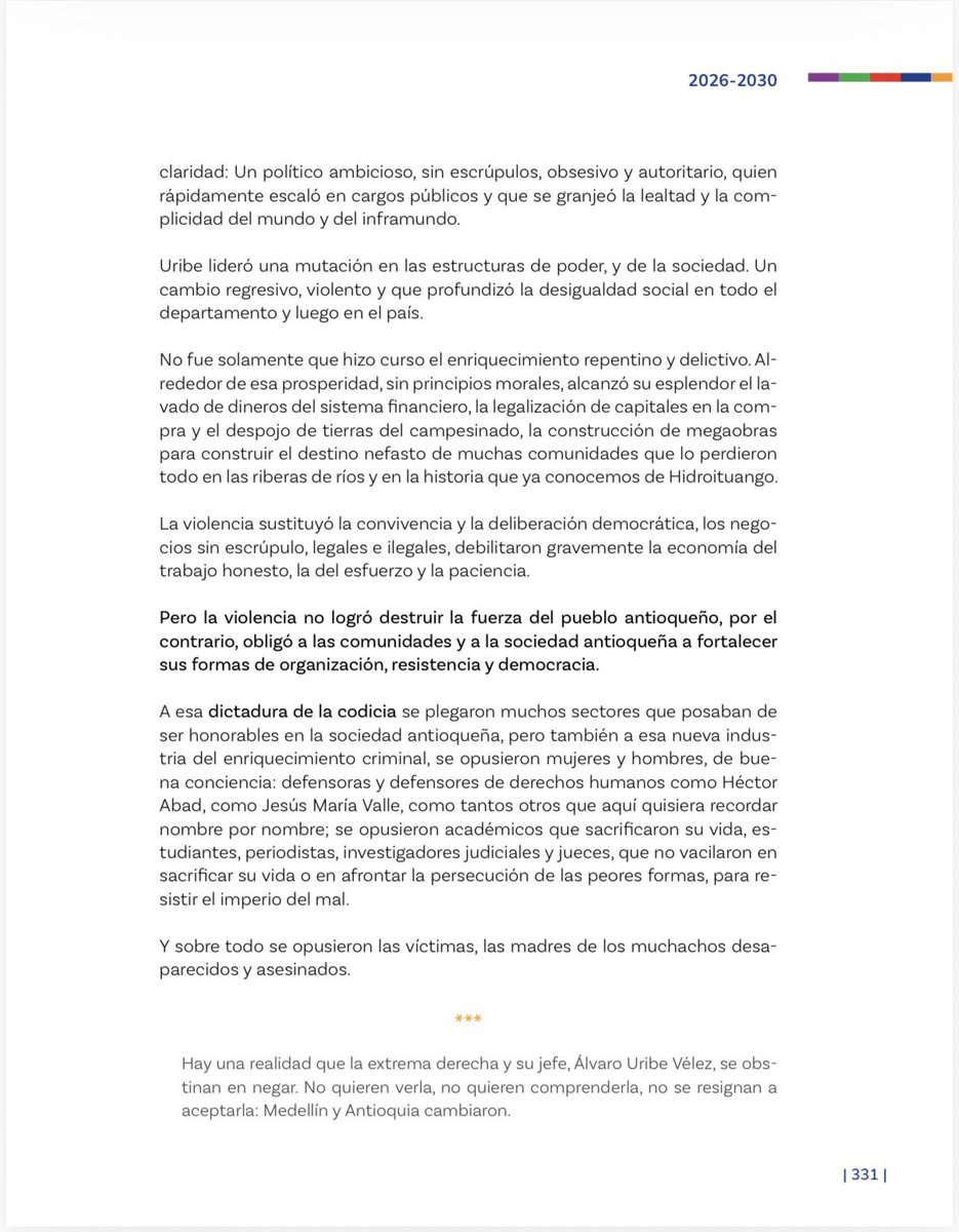 PizarroMariaJo's tweet photo. En honor a verdad hay que escuchar el discurso completo de Ivan Cepeda en Medellín de principios de febrero y pongo aquí lo publicado ENTERO para que cese la desinformación y tergiversación, porque no solo respetamos y queremos al pueblo antioqueño sino que valoramos sus contribuciones al desarrollo del pais y nos condolemos por la tragedia que en marco del conflicto armando han padecido sus gentes. Tragedia que no puede repetirse jamás en Colombia. 

"A lo largo de la historia de nuestra nación, Antioquia y su gente se han caracterizado por tener una fuerte identidad regional, por valorar el esfuerzo, el trabajo, el empeño, por la iniciativa y el empuje empresarial, por la densidad del tejido social, la unidad familiar, por compartir arraigadas creencias religiosas.

En todo tiempo, Antioquia y su pueblo han hecho grandes aportes al desarrollo económico, cultural y social del país. Ese espíritu pujante, esa consideración de la laboriosidad como virtud humana, convirtió a este departamento en un referente de desarrollo empresarial e industrial.

Pero desde la década de 1980, la vida cotidiana y social de Medellín, Antioquia y su gente cambiaron. Comenzaron los tiempos de la persecución, del sufrimiento y de la incertidumbre.

Antes de ser asesinado, el defensor de derechos humanos Jesús María Valle
Jaramillo, afirmó que el meridiano de la violencia pasaba por Antioquia. Como
todo lo que decía y hacía este gran defensor de derechos humanos, su frase no era una metáfora exagerada, por el contrario, fue una denuncia precisa.

En palabras sintéticas, Antioquia se convirtió en cuna de la parapolítica, de
la narcoeconomía, y del terrorismo de Estado.

Surgió una alianza perversa entre sectores económicos, políticos y armados que utilizaron la represión, el miedo y el exterminio para proteger sus intereses y acumular riqueza a costa de la vida de poblaciones en territorios rurales y urbanos del departamento." (Fragmento) 

👇 Texto Completo