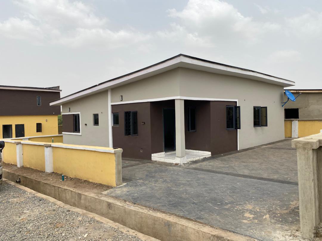 Adeloye4444's tweet photo. 24 units of government allocated 2 and 3 bungalows in Ibadan.

5 million naira deposit and it's yours. https://t.co/CVfwBMQ5As