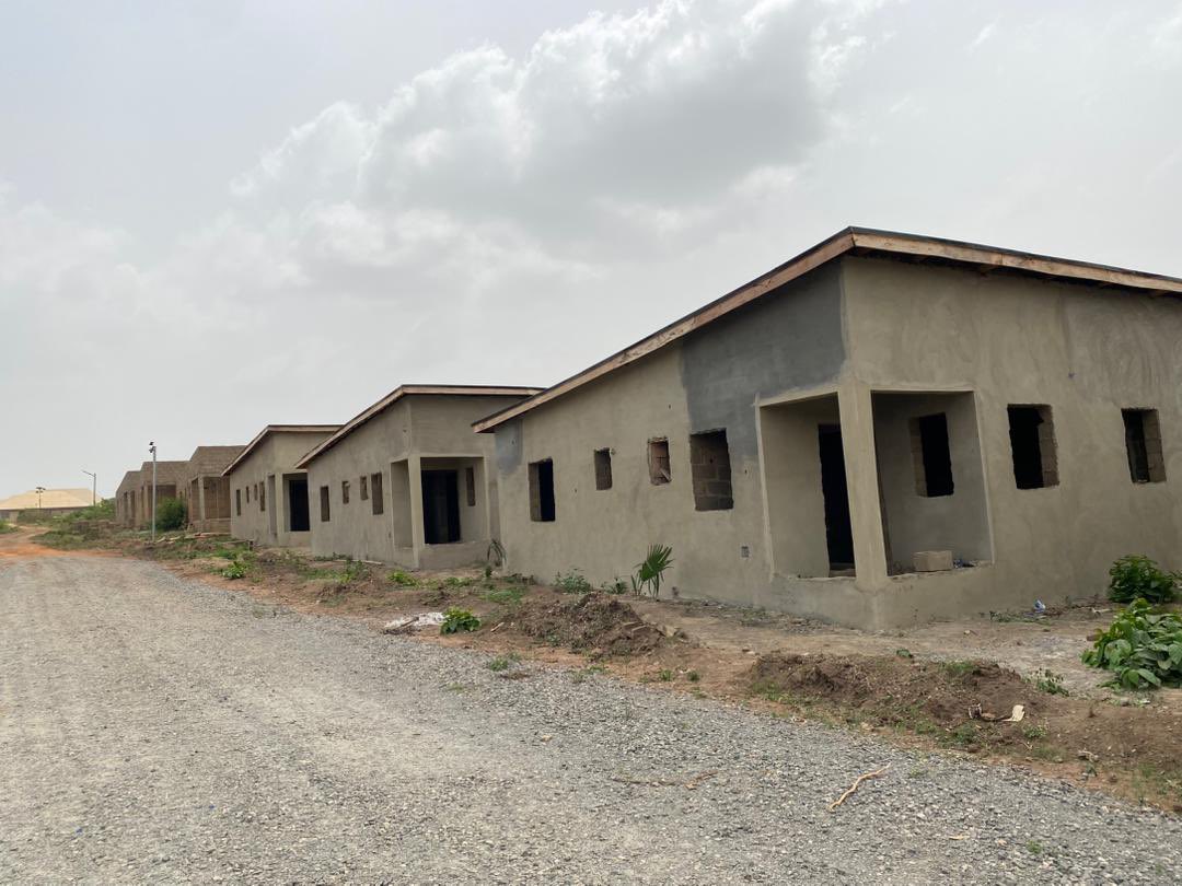 Adeloye4444's tweet photo. 24 units of government allocated 2 and 3 bungalows in Ibadan.

5 million naira deposit and it's yours. https://t.co/CVfwBMQ5As