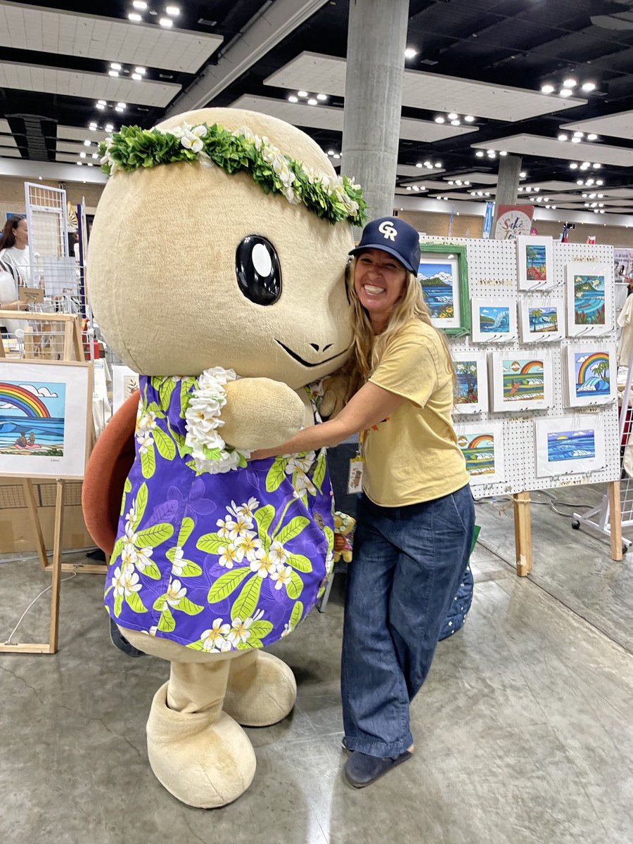 Honuppi_'s tweet photo. アロハッピー🤙
今日はハワイ好きの人には有名なサーフアートアーティストのHeather Brownさんとお話できたッピよ!
とってもアロハッピーな時間だったッピ!
#HeatherBrown #art #hawaii #honolulufestival #honuppi https://t.co/tCMEGcrbl0