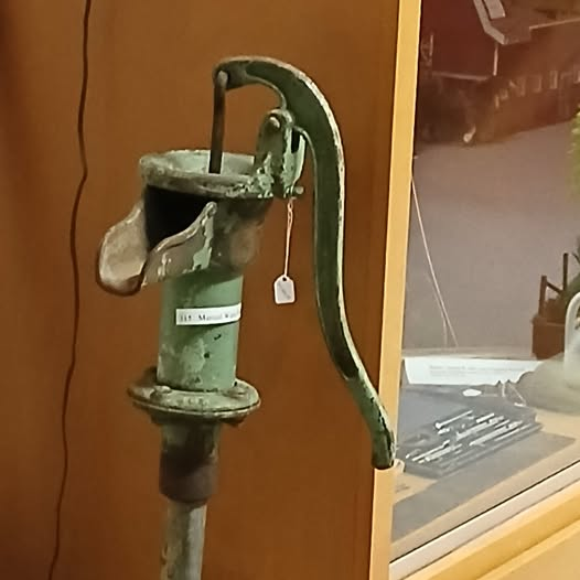 EKMHA's tweet photo. #MondayMemories Manual hand pump. On display in the EKMHA museum, 31 Pickwick Dr., Leamington, ON. https://t.co/Wna163q73p