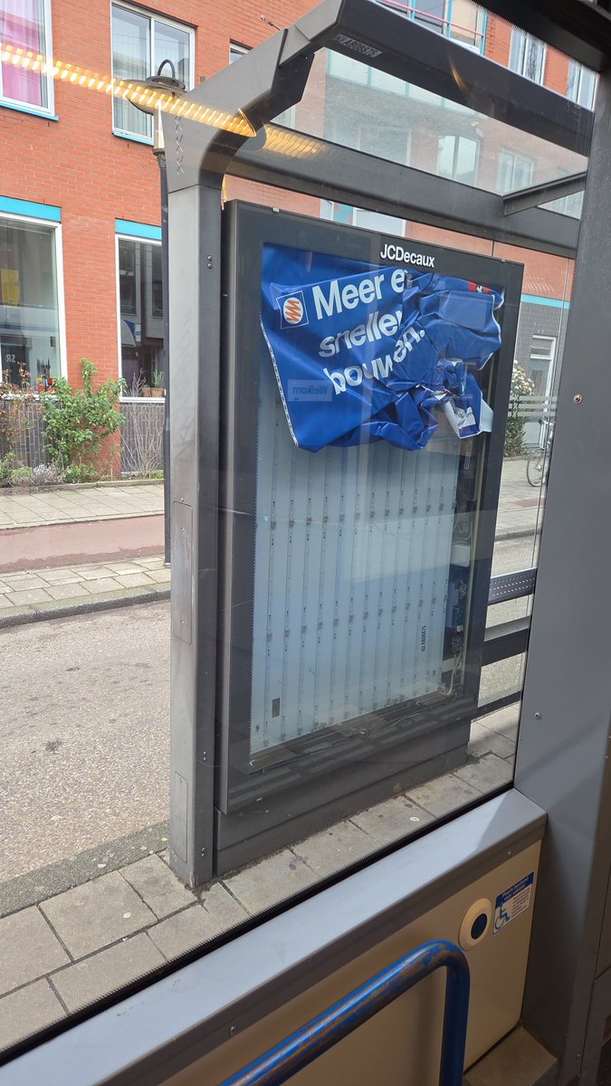 In een democratie bestrijdt je elkaar met woorden tijdens de debatten. Het is dieptriest om campagnemateriaal van partijen waar je het niet mee eens bent kapot te maken. Heb respect voor elkaar en elkaars materialen.

parool.nl/gemeenteraadsv…