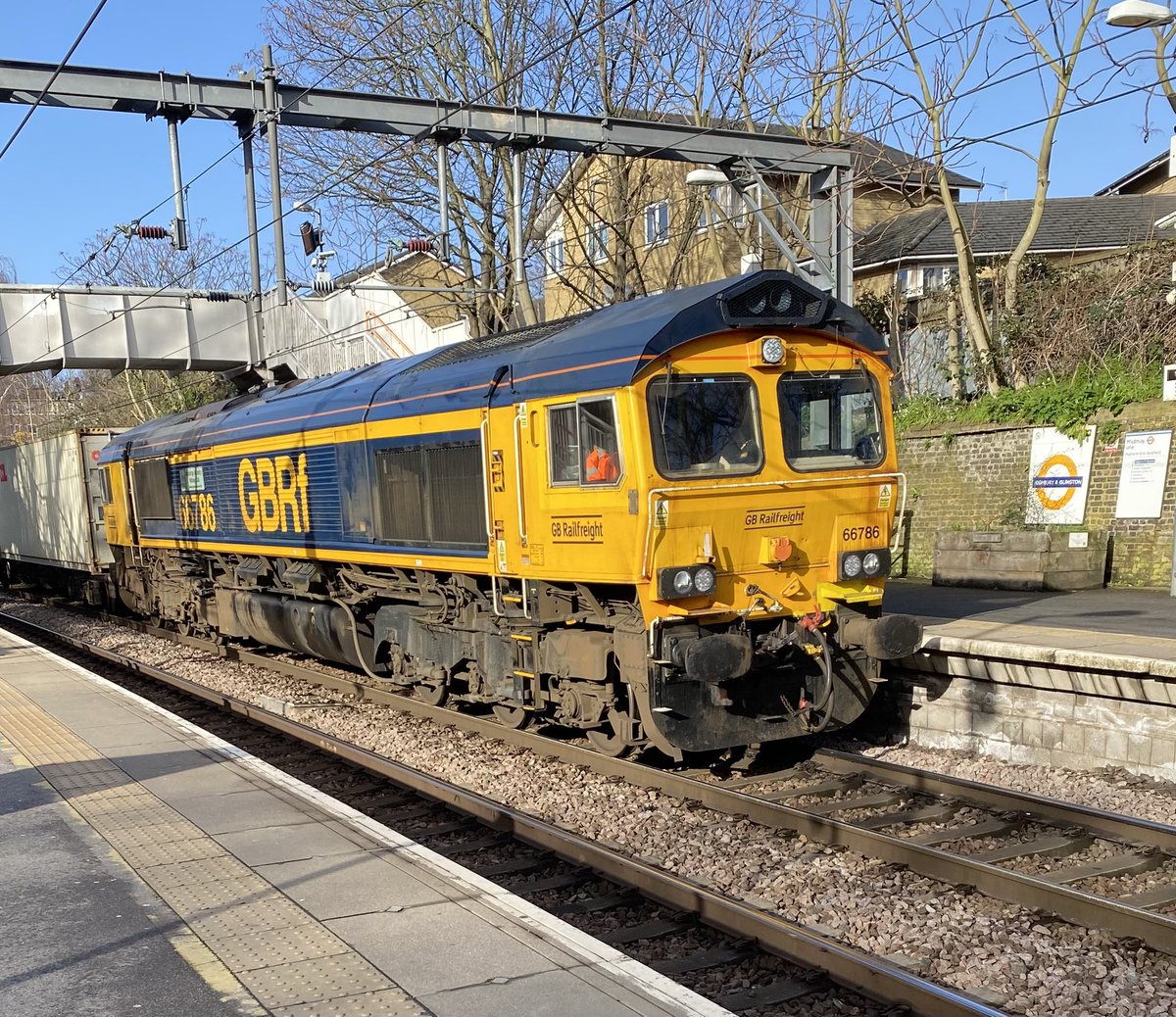 CrecyRail's tweet image. 66 786 brings an eastbound container train through Highbury &amp;amp; Islington last Wednesday morning. Given the amount of freight on the former North London line, how it is slotted in around à busy #Overground timetable is quite an achievement on the part of the controllers.
