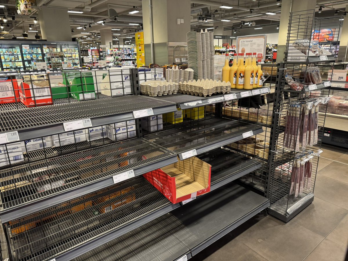 DigitalerC's tweet photo. Läuft in Deutschland. Montag Mittag in Prenzlauer Berg, Netto und Rewe. https://t.co/eXOJtIzzlp