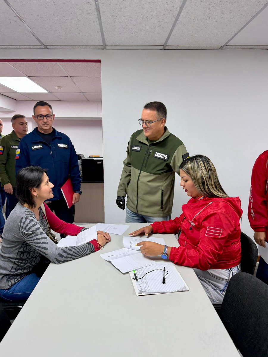 JUNTOS AVANZAMOS 🇻🇪❤️

Lunes #16Mar, seguimos trabajando por la Patria.

¡Compatriota! ¿Ya declaraste el ISLR? Te invito a que te dirijas a cualquier sede del #SENIAT para que realices tu declaración a tiempo, recuerda, tienes hasta el 31 de marzo.

¡Nosotros Venceremos!