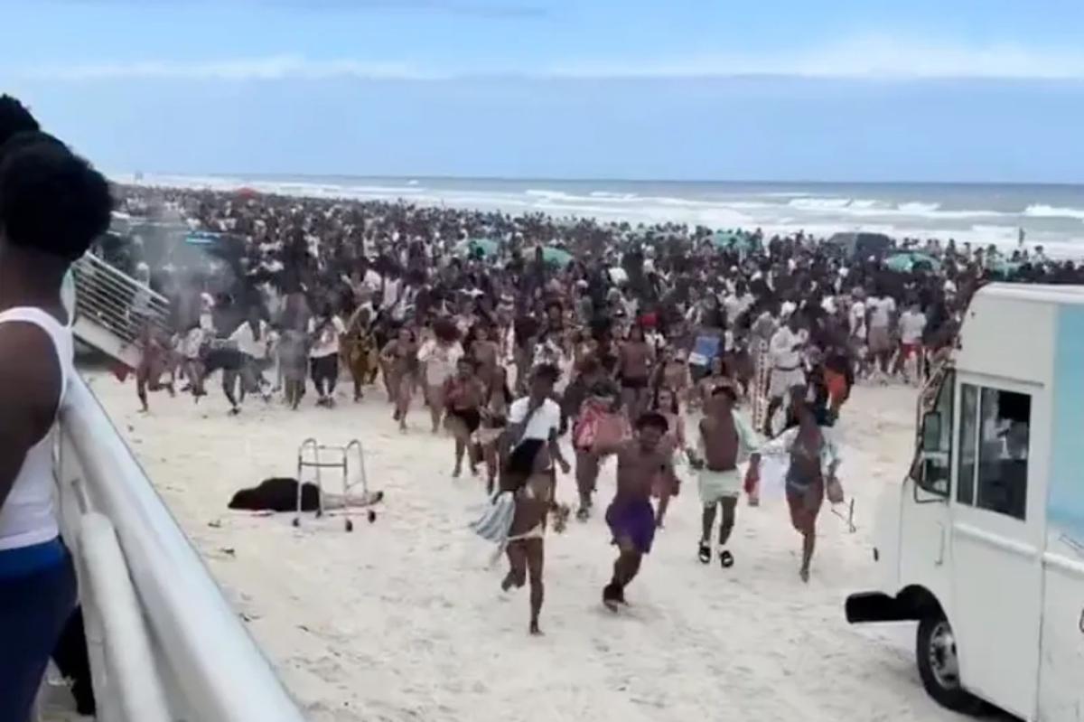 nypost's tweet image. Gunfire at crowded Florida beach sends sunbathers scattering as violence erupts during spring break trib.al/EvUGTyo