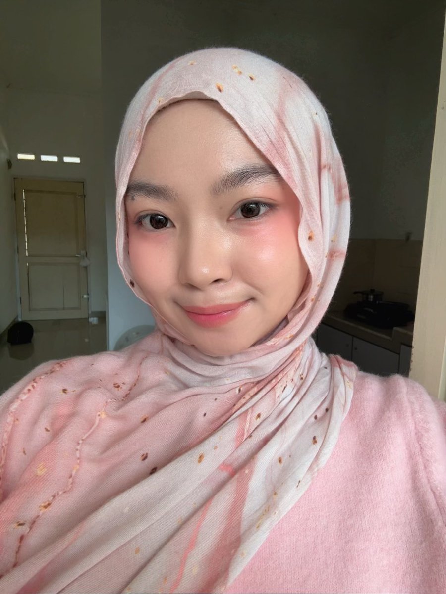 amaliyakusumaa's tweet photo. mumpung bentar lagi lebaran, sekalian aku mau tutorin cara pake pashmina yg biasa aku pakai. pastinya yg ga kelihatan leher ya guys👌🏻

save &amp; share dulu, here we go : https://t.co/0eoFixdPJO