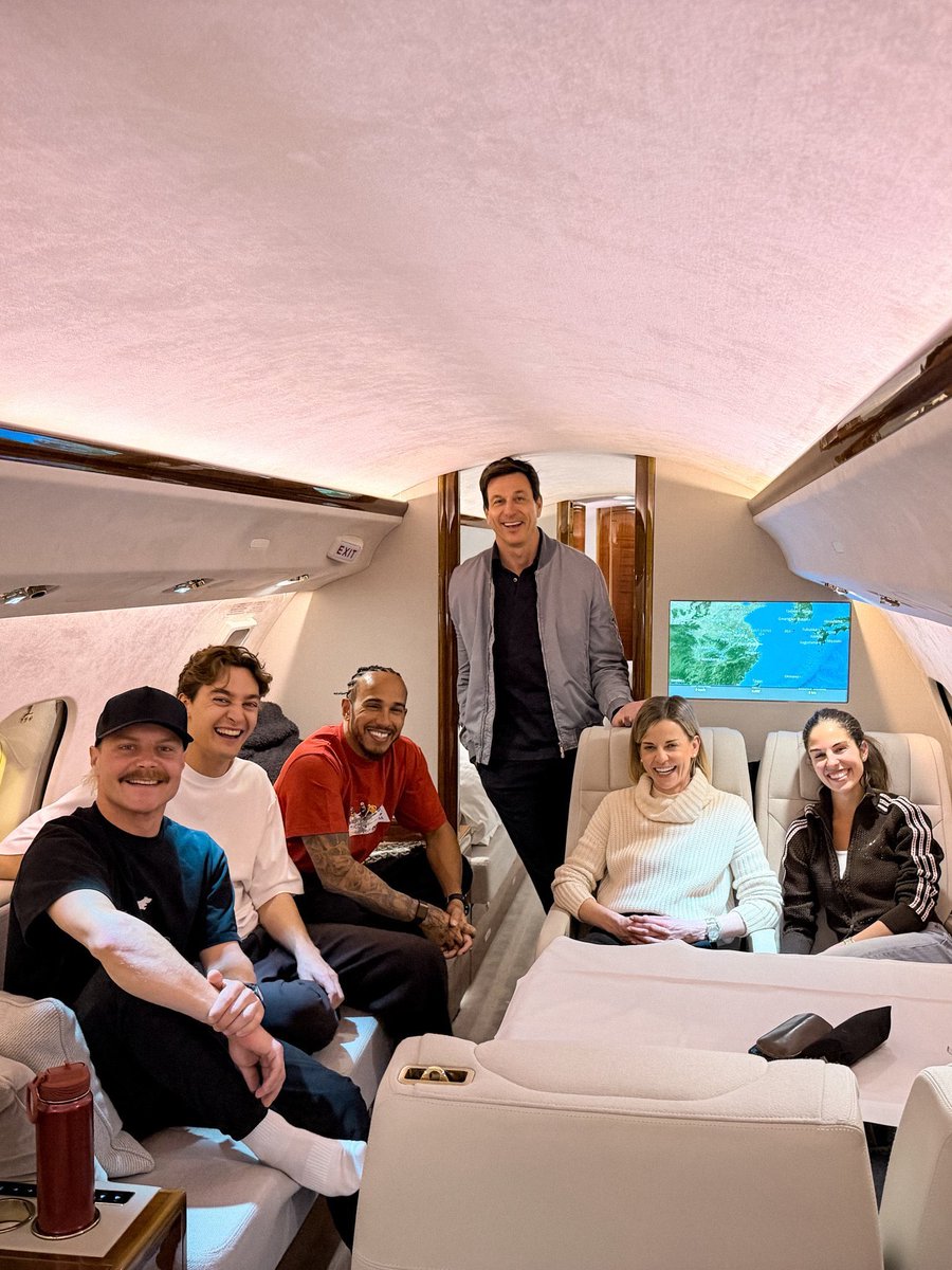 เอาจริงๆแก๊งนี้บินด้วยกันบ่อยมากๆๆ ตั้งแต่ 2019 เลยมั้ง น้องจ้อจมันก็แทบจะเป็นพี่ชายน้องแจ็คอยู่ละ ติดสอยห้อยตามไปกับโตโต้ตลอด ละที่บินมาจีนนี่ก็บินมากับพี่ลูอิส เขาก็ช่วยกันเลี้ยงมันมาจริงๆ ละดูแทนที่มันจะนั่งข้างแฟน ไม่ครับ ผมจะนั่งข้างพี่ลูอิส5555555555555555555