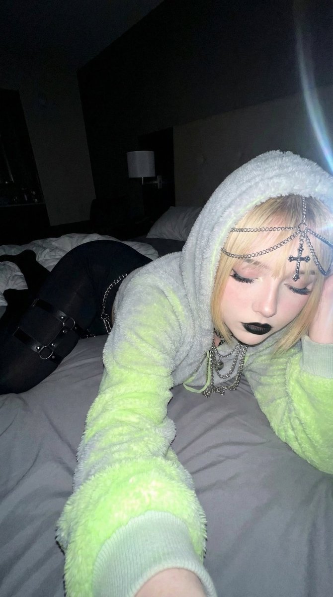 Goth Girl Anna tweet media