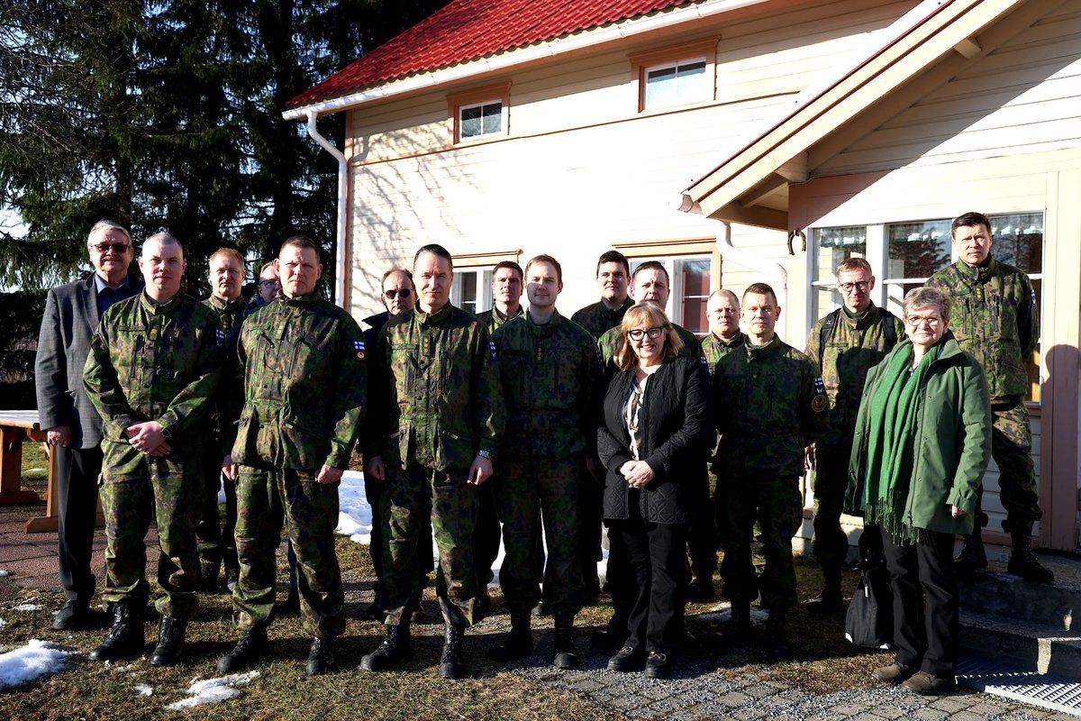 Siilinjärven-Kuopion varuskunnan varuskuntakokous pidettiin tänään Karjalan lennostossa. Vuosisuunnitelman mukaisessa tilaisuudessa käsiteltiin varuskunnan päällikön, eversti Tomi Böhmin, johdolla yhteistoiminta-asioita ja kerättiin palautteet toimijoilta. #ilmavoimat #karlsto