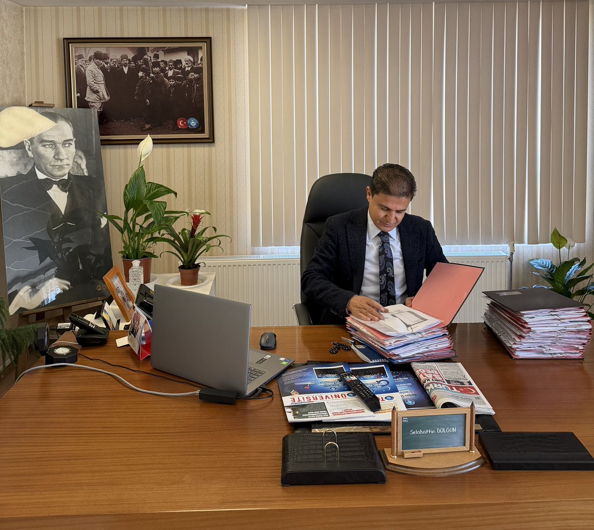 Edep yahu…

Eğitim Bir-Sen Genel Sekreteri işi gücü bırakmış,bize Türk Eğitim-Sen’e yalan yanlış,kuru sıkı sallamış.Sadece o mu,diğer irili ufaklı bir çok sendikamsı yapıların yöneticileri de aynı yolda..

Ramazan ayındayız,mübarek Kadir gecesinde yazmayım dedim,vicdanım el