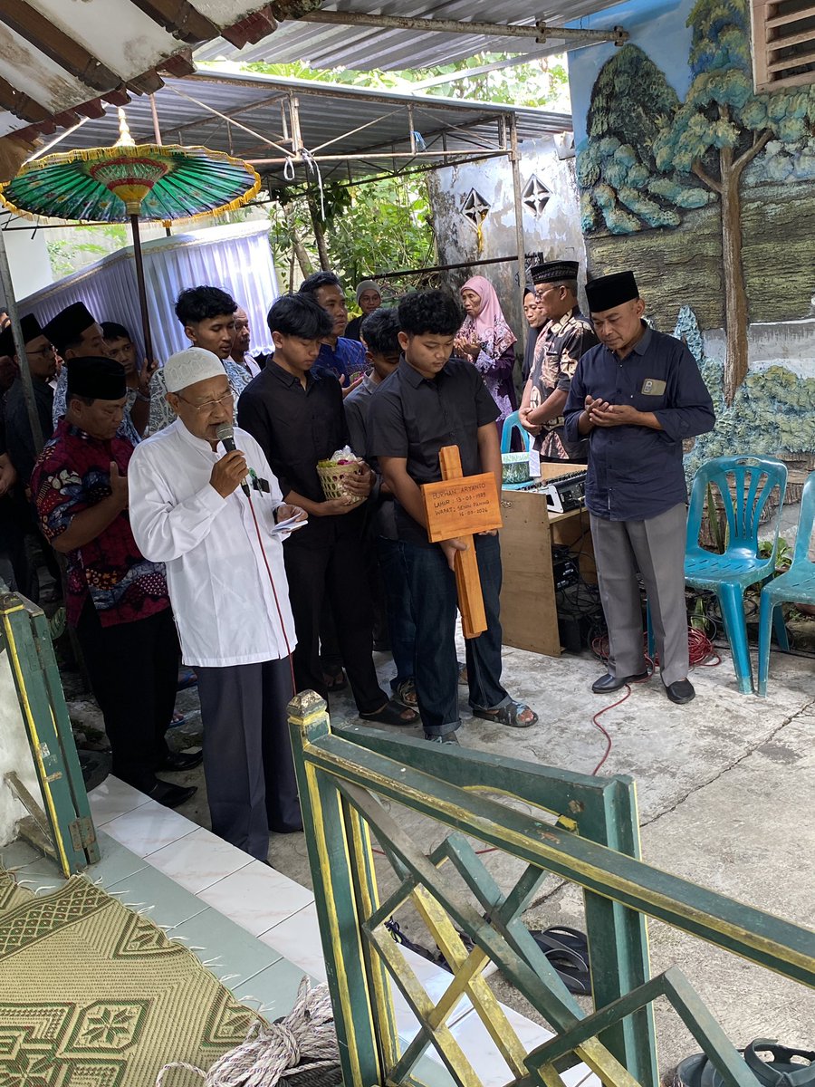 hasbymarwahid's tweet photo. Selamat jalan teman. Laki2 yg kukenal  ceria, tidak pernah menampakan kesedihan atas apapun yg terjadi padanya. Teman pendengar dan selalu menghibur. Alfatihah🤲 https://t.co/2ZPIj9bJah