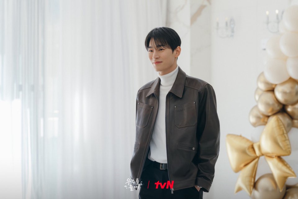 늦은 이 밤 그대 괜찮다면
잠시 나와줄래요
이 밤을 보내기엔 아쉽잖아요
잠시라도 그댈 보고 싶은 내 맘을
이 밤을 빌려 말해요

유난히도 오늘 그대가 더 예뻐 보이고
웃음 짓던 그대 표정 자꾸 아른거려서
바람이 차가운 오늘 밤
집에 돌아가는 길
또 그대 생각이 나요