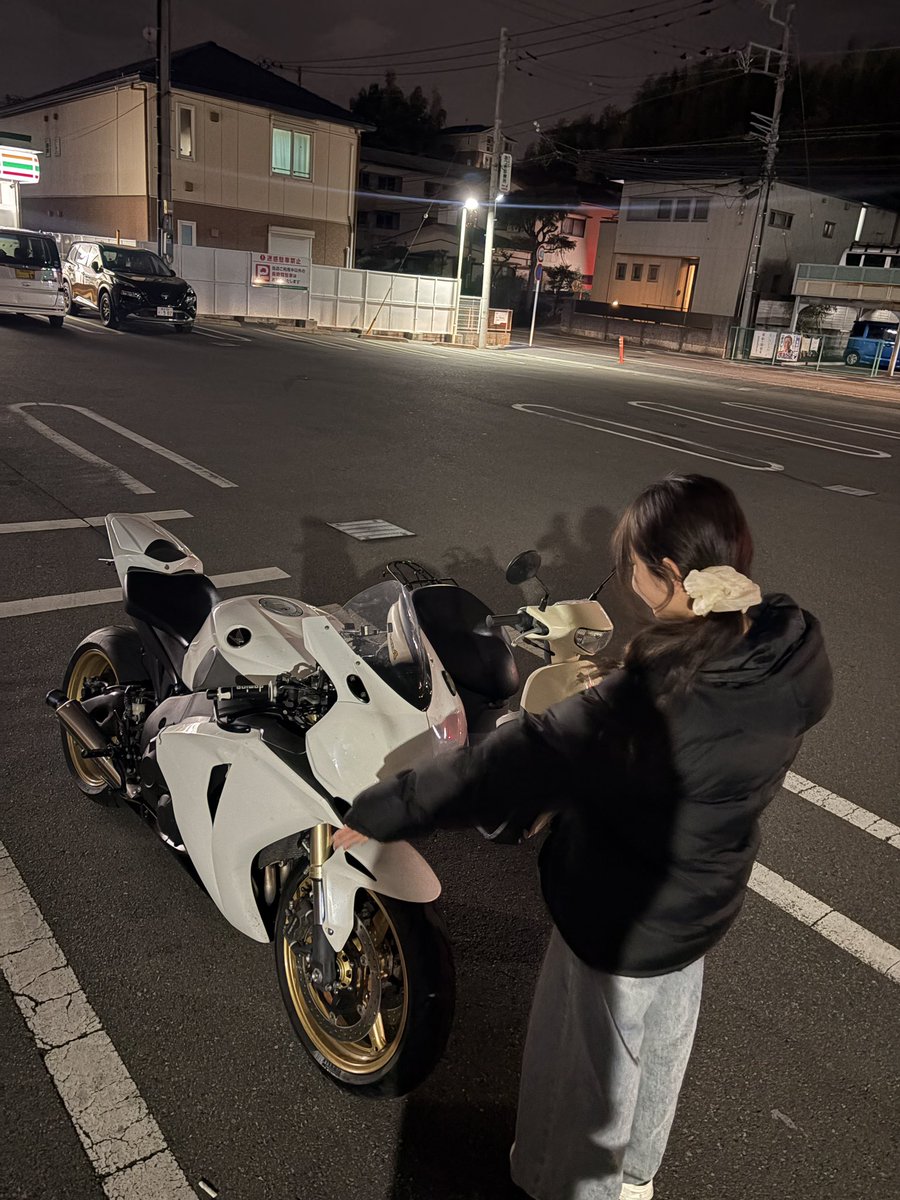 cb400sfffff's tweet photo. 近場のスタバ飲んでコンビニでだべるバイクの楽しみ方はこれに限るな https://t.co/fbQFsjgwup