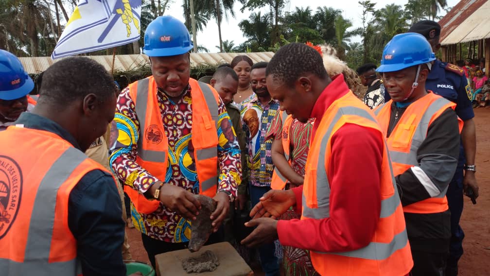 acprdcongo's tweet photo. #RDC : la première pierre de construction de l'école primaire Bandyamoni, dans le territoire de #Wamba, a été posée lundi par le gouverneur du Haut-Uélé, dans le nord-est de la République démocratique du Congo, afin d'offrir de bonnes conditions d'études aux apprenants, a constaté l'ACP.
« Suivant la vision du Président de la République, nous avons décidé d'entrer en guerre contre les constructions qui ne répondent pas aux normes dans les écoles et hôpitaux de notre province. Nos enfants, qui constituent l'avenir de demain, doivent étudier dans de bonnes conditions. La gratuité de l'enseignement a déjà porté ses fruits. Nous avons un problème de capacité d'accueil et nous essayons de le résoudre aux côtés des projets réalisés dans le cadre du Programme de développement local des 145 territoires (PDL-145 T), pour que nos enfants bénéficient effectivement de cette politique salvatrice du Président de la République, Félix Antoine Tshisekedi », a déclaré Jean Bakomito, gouverneur du Haut-Uélé.
Découvrez d'autres informations sur notre site web https://t.co/tGEWJ2Bgzn
